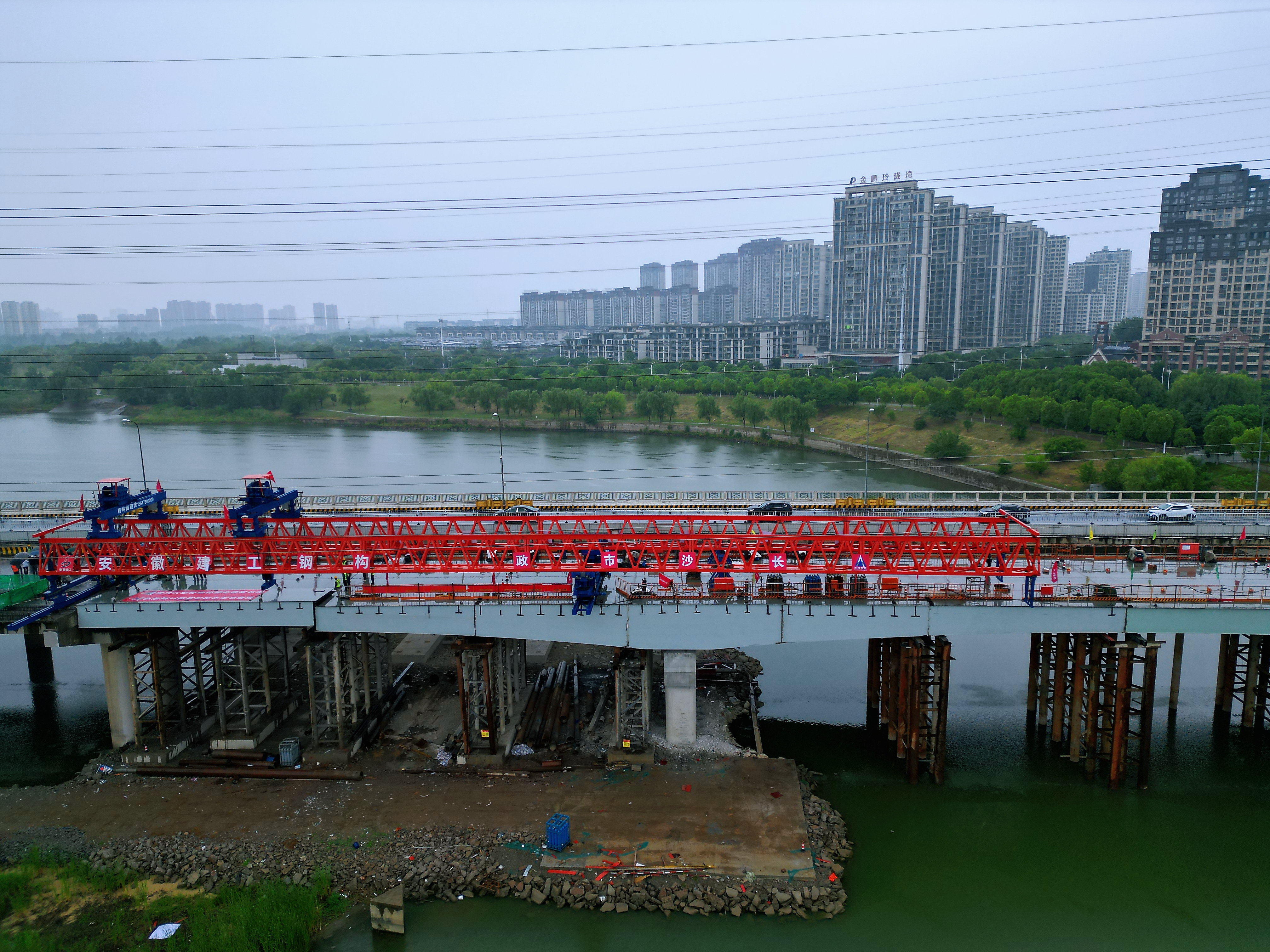 市政要聞 | 會峰路跨清流河橋維修加固項(xiàng)目南半幅新建鋼箱梁主跨合龍